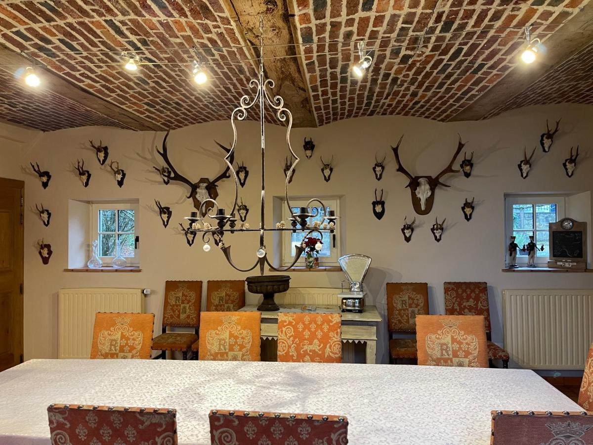 Les Confidences De Messire Sanglier, Stylished Country house *