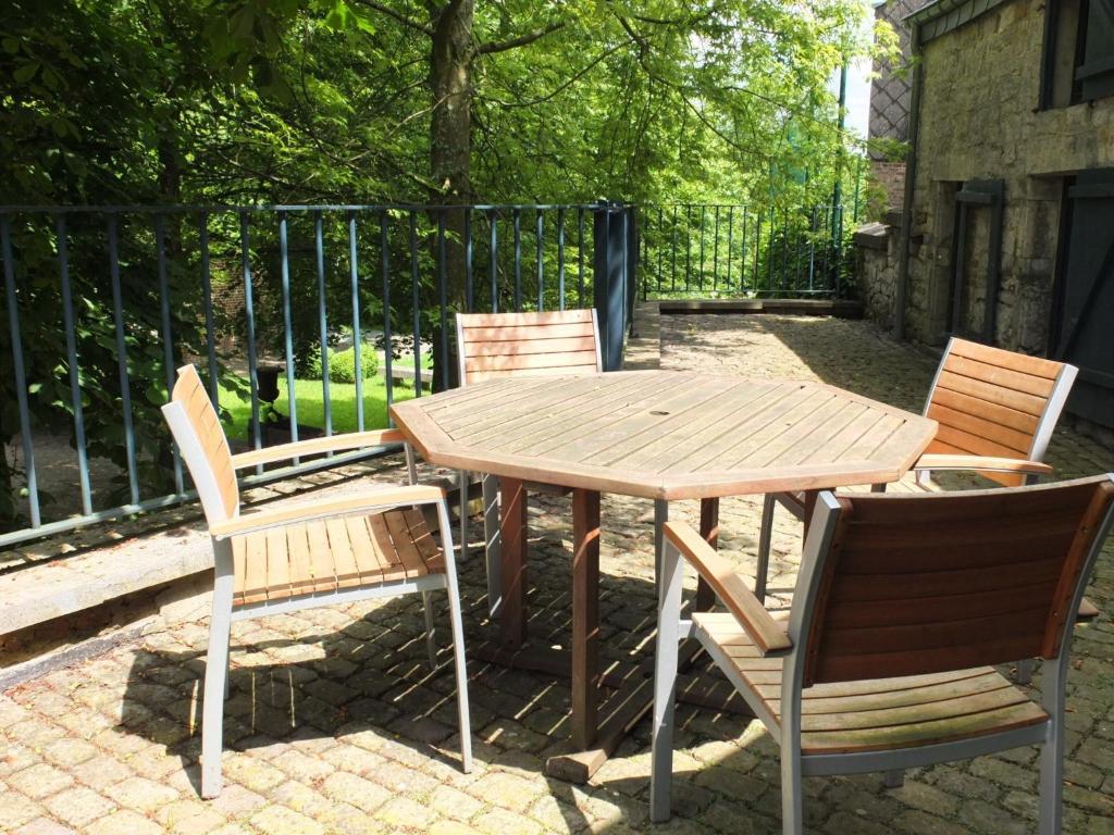 Les Confidences De Messire Sanglier, Stylished Beauraing